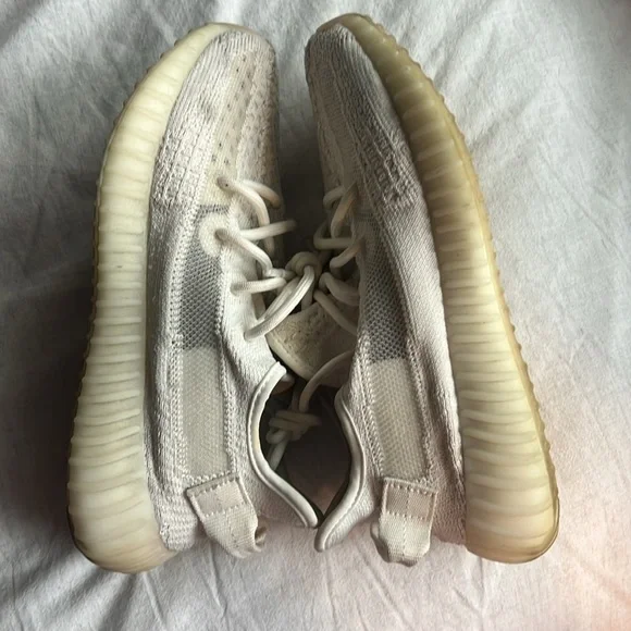 Yeezy Boost 350 V2 in Cream - Picture 3 of 4